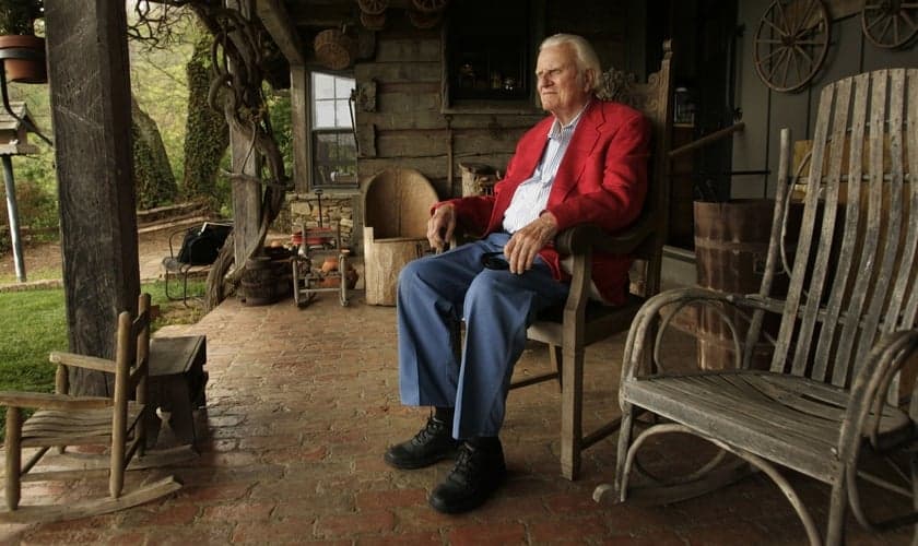 Billy Graham foi fotografado na varanda de sua cabana em Montreat, em maio de 2005. (Foto: Robert Deutsch/USA Today)