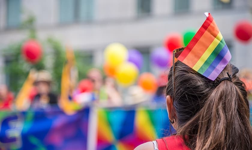 Mulher acompanha a parada do orgulho gay em Toronto, no Canadá. (Foto: Marc Bruxelle)