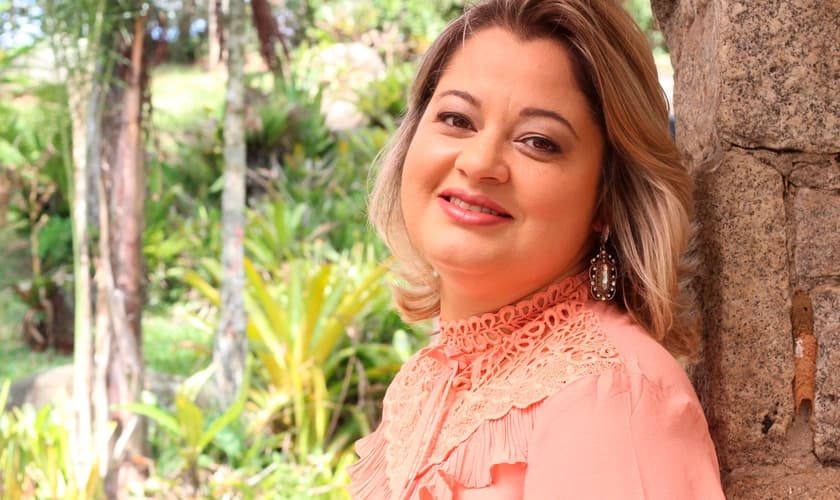 Cantora e compositora, Leila iniciou sua carreira aos seus três anos. (Foto: Divulgação).