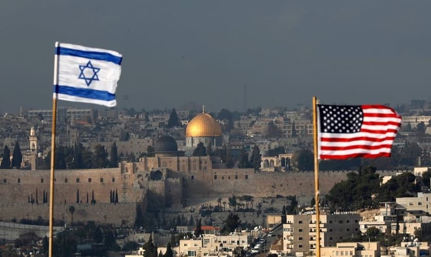 Bandeiras israelenses e americanas erguidas diante da Cúpula da Rocha, na Cidade Velha de Jerusalém. (Foto: EPA-EFE/Abir Sultan)