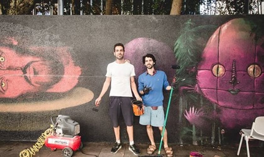 Imagem onde Jesus Cristo tem sua cabeça decapitada, em cima de uma bandeja. (Foto: Reprodução).