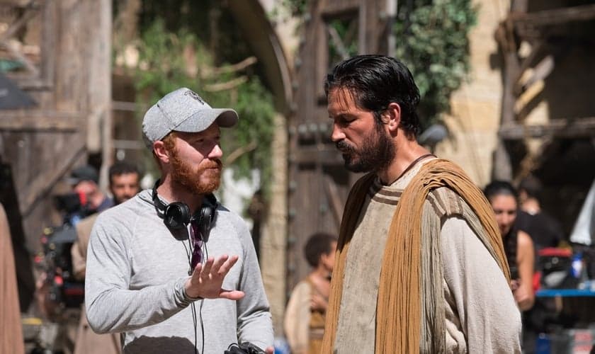 O diretor Andrew Hyatt numa das locações com o ator Jim Caviezel que no filme interpreta Lucas. (Foto: Divulgação).