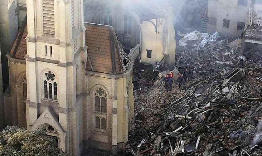 Templo da Igreja Evangélica Luterana foi quase que totalmente destruído após ser atingido pelos escombros do desabamento de um prédio no Centro de São Paulo. (Foto: O Globo)