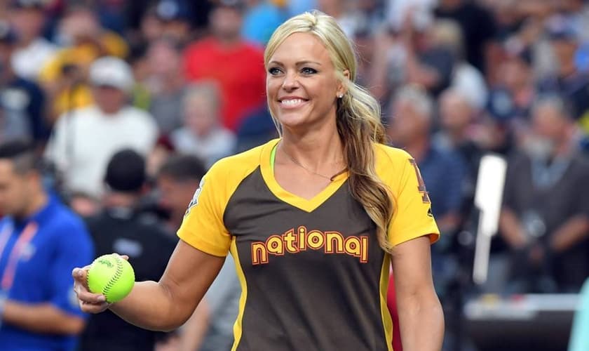 Jennie Finch-Daigle recusou dançar uma música considerada um hino bissexual no programa Dancing With The Stars. (Foto: Mark Cunningham/MLB Photos).