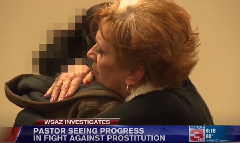 Pastora Helen (direita) abraça mulher que deseja abandonar a prostituição. (Imagem: WSAZ)