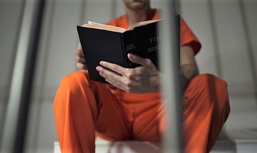 Detento lê a Bíblia em sua cela. (Foto: HIGSTH)