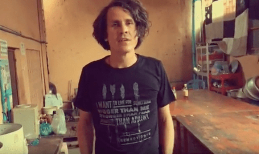 David Zach associou-se a Matt Parker, fundador da organização anti-tráfico de seres humanos “The Exodus Road”. (Foto: Reprodução).