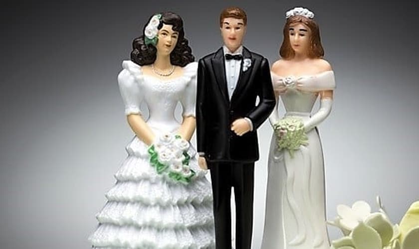 Topo de bolo ilustra união poligâmica. (Foto: Getty)