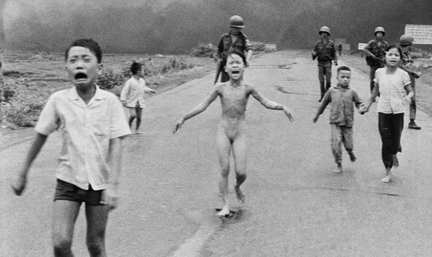 Hoje com 55 anos, Kim Phúc ficou conhecida mundialmente pela foto na qual ela é vista correndo de um bombardeio. (Foto: Reprodução).