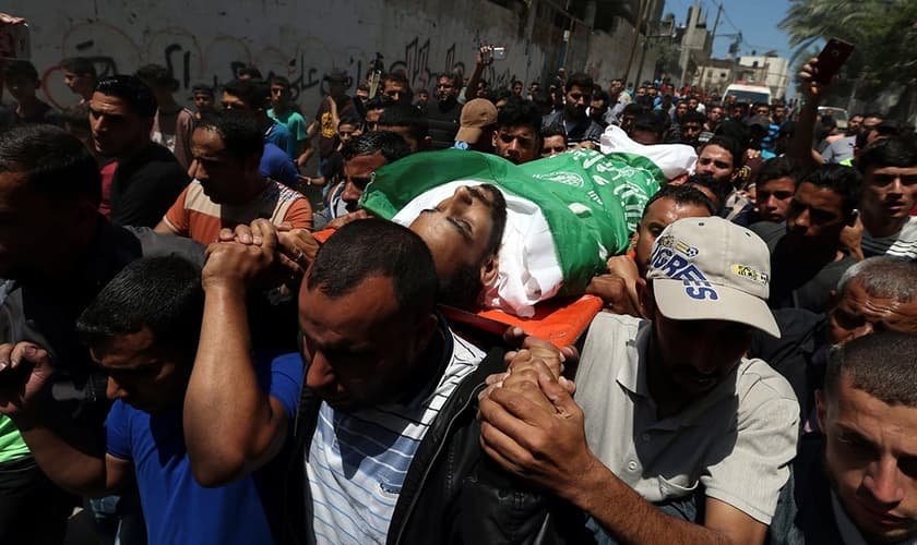 Palestinos carregam corpo de terrorista do Hamas em funeral. (Foto: Ibraheem Abu Mustafa/Reuters)