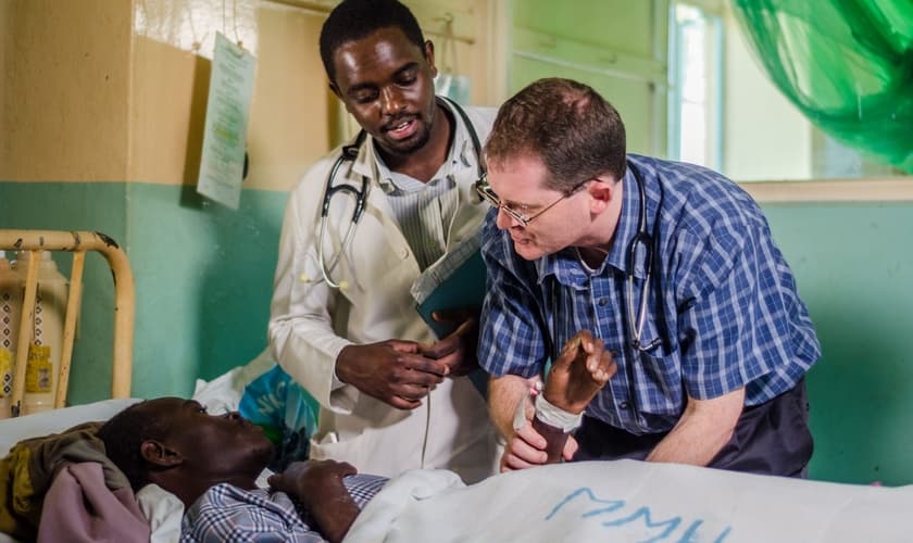 Jon Fielder checando paciente no Malawi. (Foto: TGC).