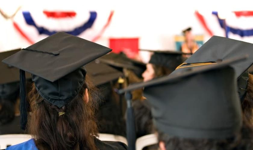 Imagem ilustrativa. O estudante do ensino médio foi impedido pela escola de prosseguir com seu discurso original. (Foto: Shutterstock)