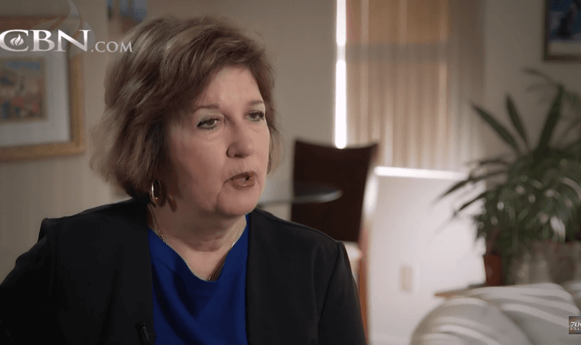 Quando orava por sua cura, Merilee espalhou cartazes com versículos bíblicos em sua casa. (Foto: Reprodução).