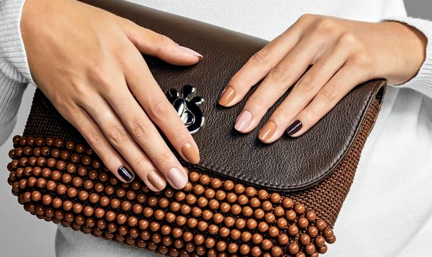É possível usar diversas cores de esmalte e manter um resultado harmonioso. (Foto: Pedrita Junckes/Cosmopolitan)