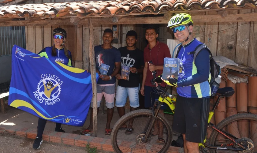 Os ciclistas tiveram apoio de cristãos locais. (Foto: ASN).