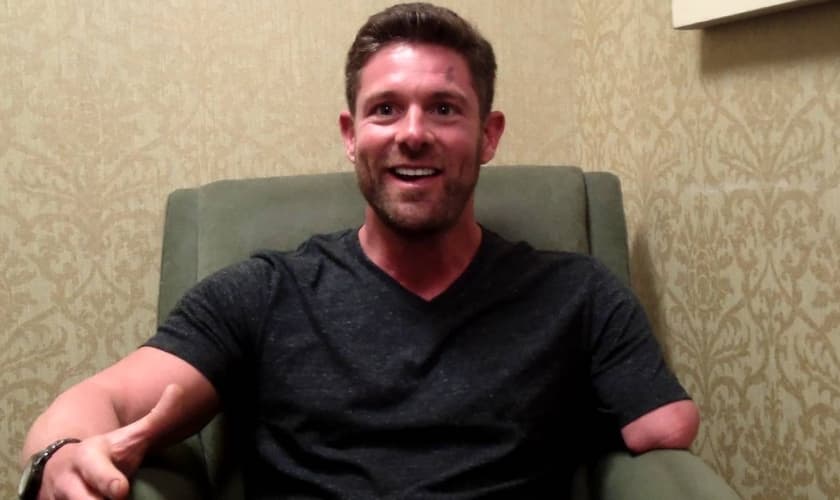Noah Galloway inspira outras pessoas que enfrentam dificuldades semelhantes. (Foto: Reprodução).