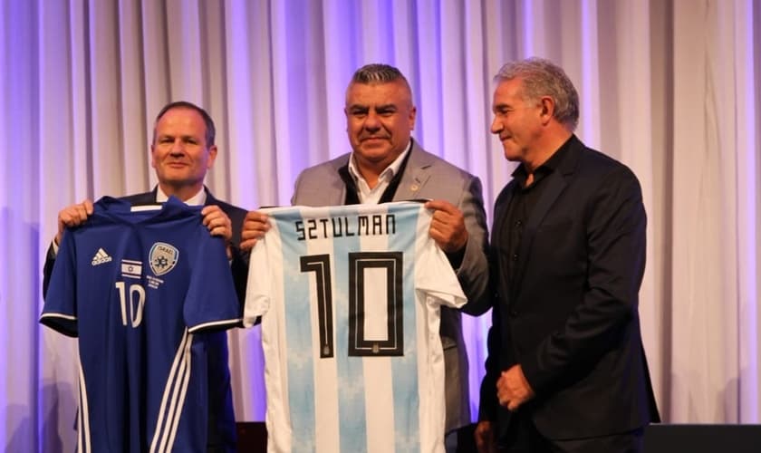 Claudio Tapia, presidente da Afa, ao lado do embaixador de Israel na Argentina (Foto: Divulgação/Argentina)