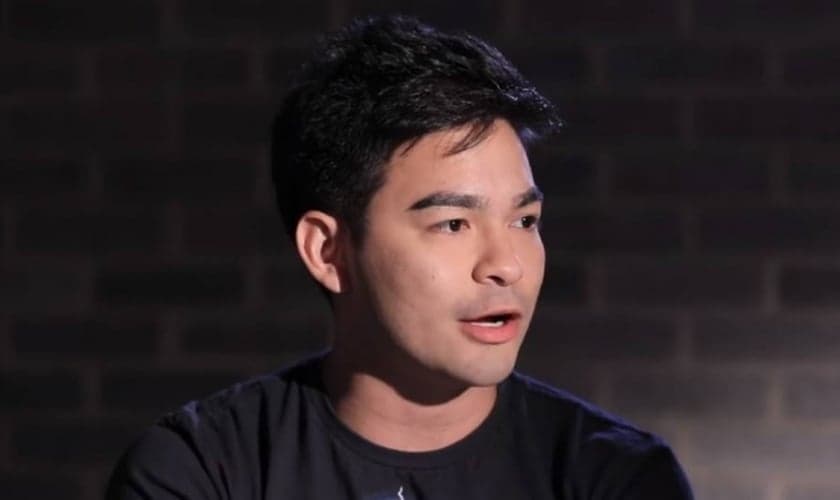 Yudi Tamashiro está buscando santidade no namoro. (Foto: YouTube/Love Treta/Rafael Cortez)