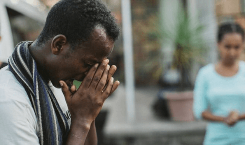 O pai de Ibrahim chegou a ir em seu trabalho e ameaçá-lo de morte por ter abandonado a fé muçulmana. (Foto: Reprodução).