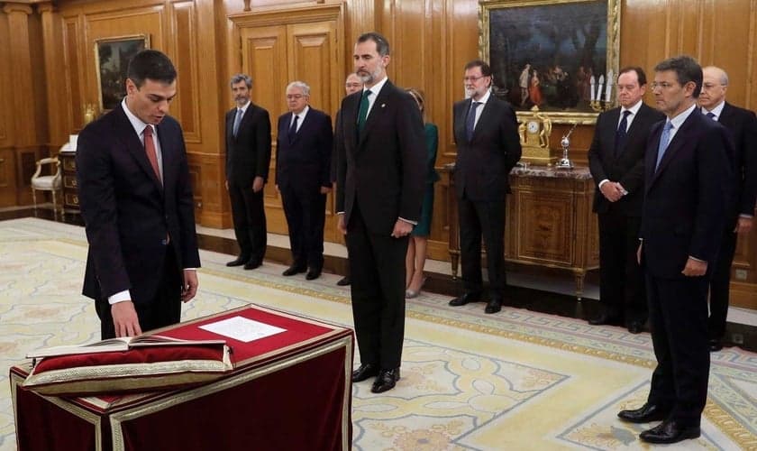 O líder socialista Pedro Sánchez fez o juramento apenas diante da Constituição da Espanha. (Foto: Fernando Alvarado/Pool/AP Photo)