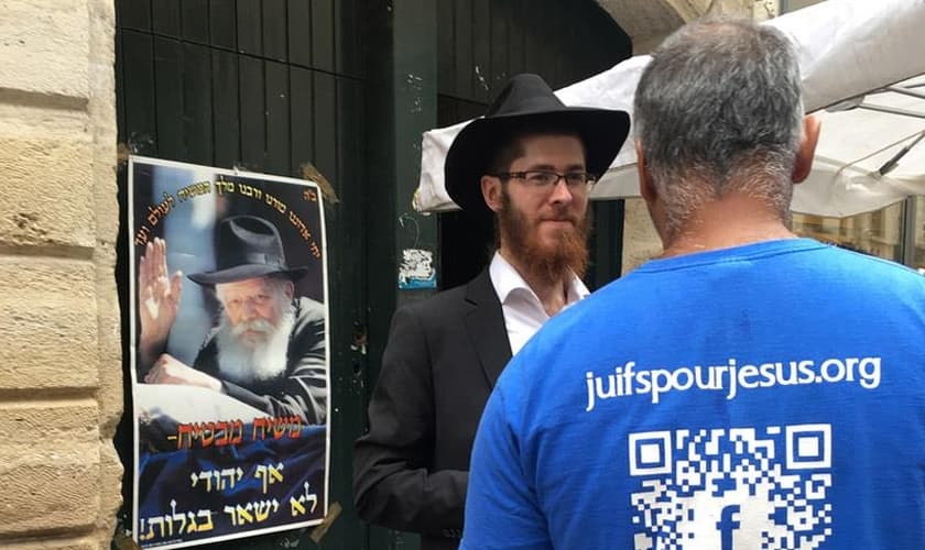 Judeu sendo evangelizado por cristão da organização Judeus por Jesus. (Foto: Jews for Jesus)