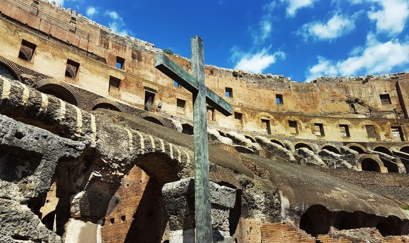 Cruz erguida no Coliseu Romano como monumento ao sofrimento dos primeiros cristãos em Roma. (Foto: Jared I. Lenz Photography/Getty Images)