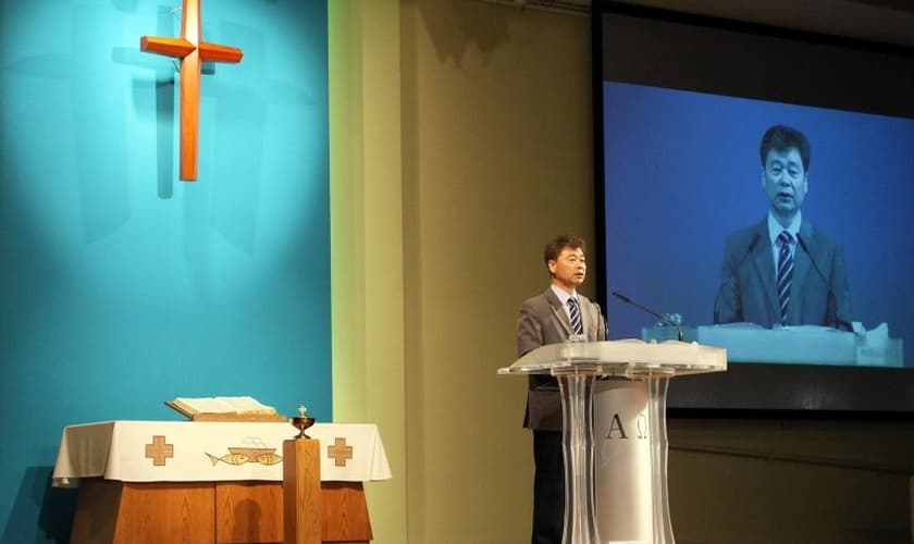 Kim Hak Song falando à congregação da Igreja Missionária Oriental, em Los Angeles. (Foto: RNS/Heather Adams)
