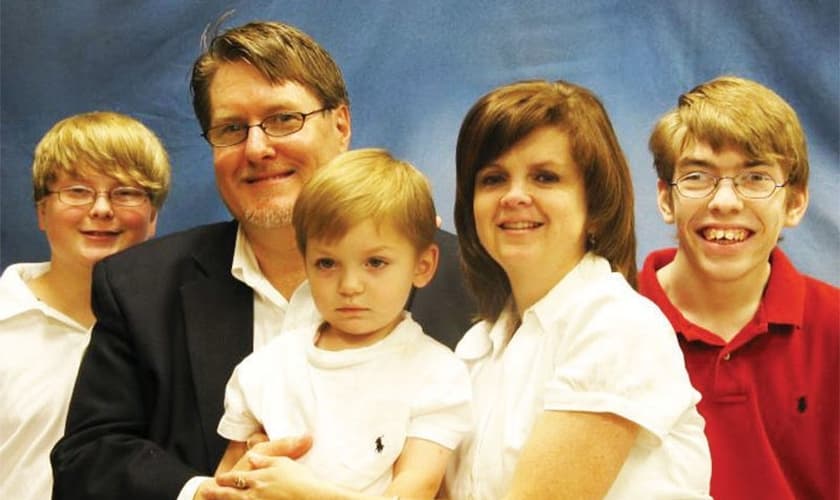 Les e Karen Ferguson junto com os filhos Conner, Casey e Cole, que tinha paralisia cerebral. (Foto: Arquivo Pessoal)