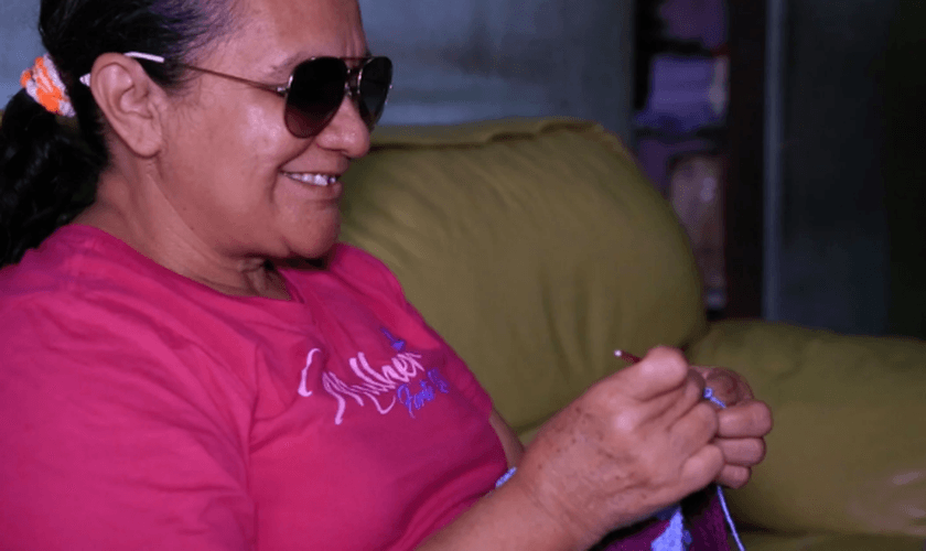 Socorro ficou cega há cinco anos por conta de um glaucoma. (Foto: Reprodução).