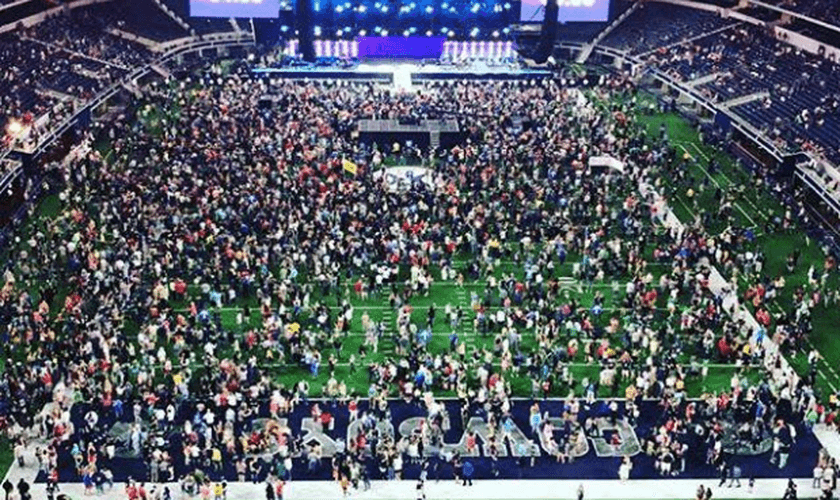 Durante a pregação, Laurie citou um de seus versos favoritos na Bíblia, Jeremias 29:11. (Foto: Reprodução).