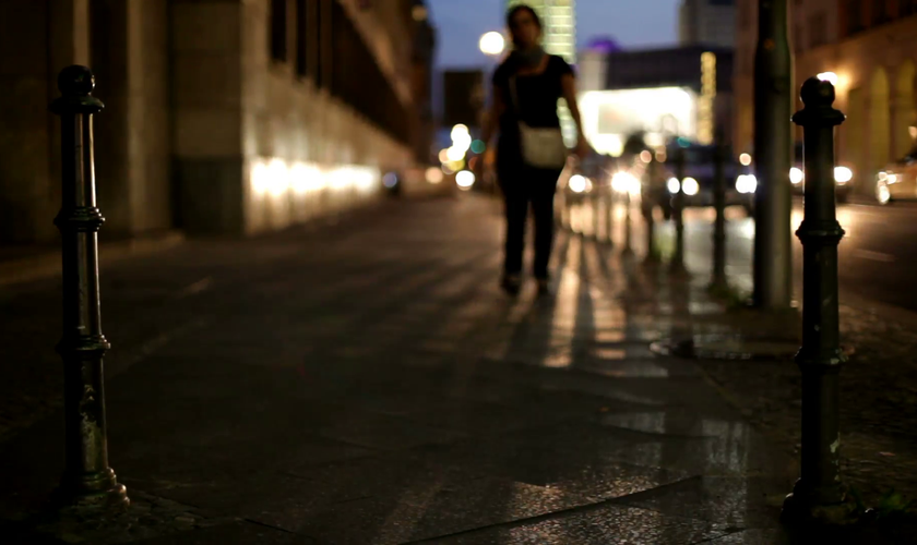 Imagem ilustrativa. Mulher caminhando em uma rua à noite. (Foto: videoblocks/dapoopta)
