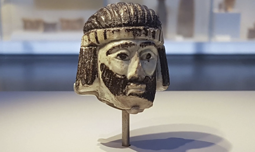 Escultura da cabeça de um rei em exposição no Museu de Israel, datando dos tempos bíblicos. (Foto: Ilan Ben Zion/Associated Press)