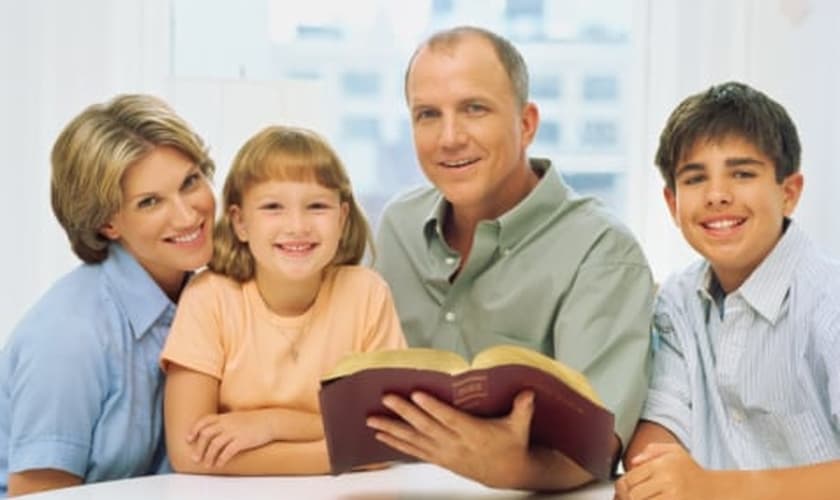 Família lendo a Bíblia. (Foto: Getty)