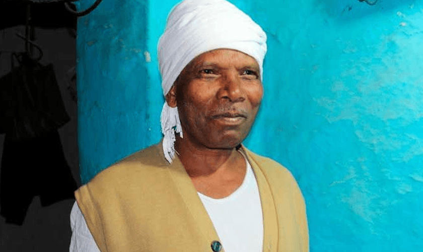 Santkumar se converteu depois de ser curado através da oração de um pastor. (Foto: Reprodução).