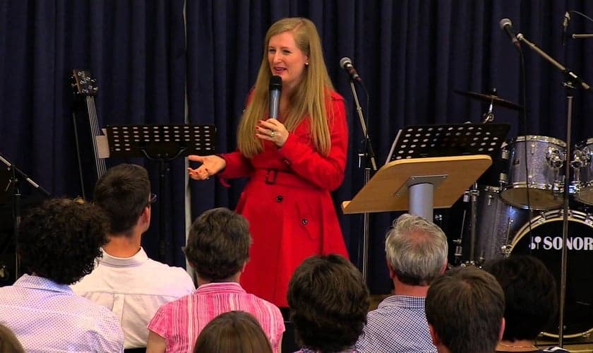 Katherine faz parte da conferência chamada “Noite dos Milagres”. (Foto: Reprodução).