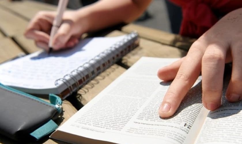 Estudo da Bíblia. (Foto: Universidade da Bíblia)