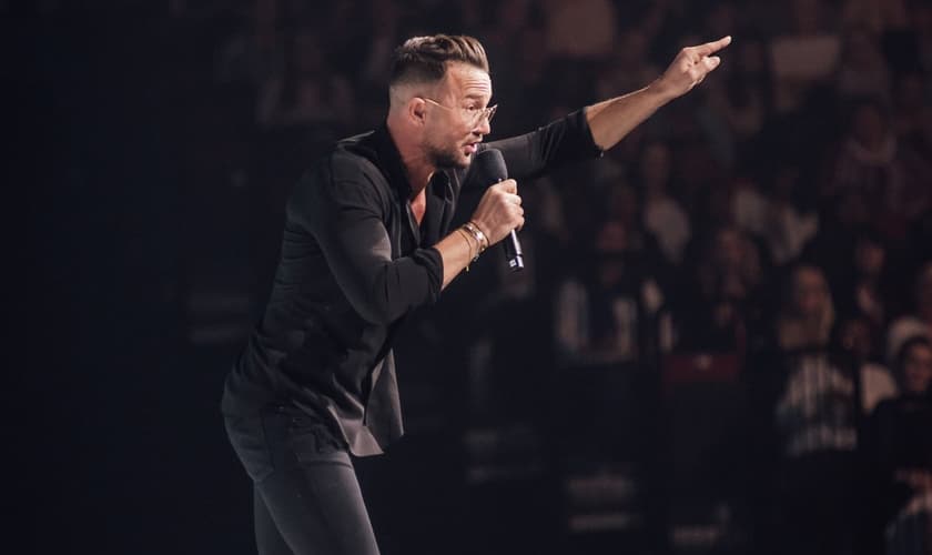 Carl Lentz ministrando na Colour Conference 2018 na arena Grand West, na África do Sul. (Foto: Heinrich Knoetze)
