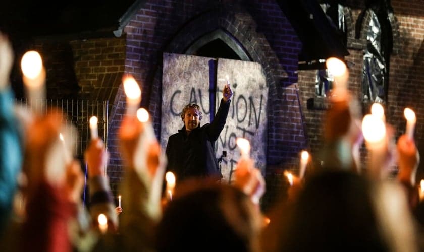 A sequência mostra o drama vivido pela igreja do pastor Dave, interpretado por David A. R. White. (Foto: Divulgação)