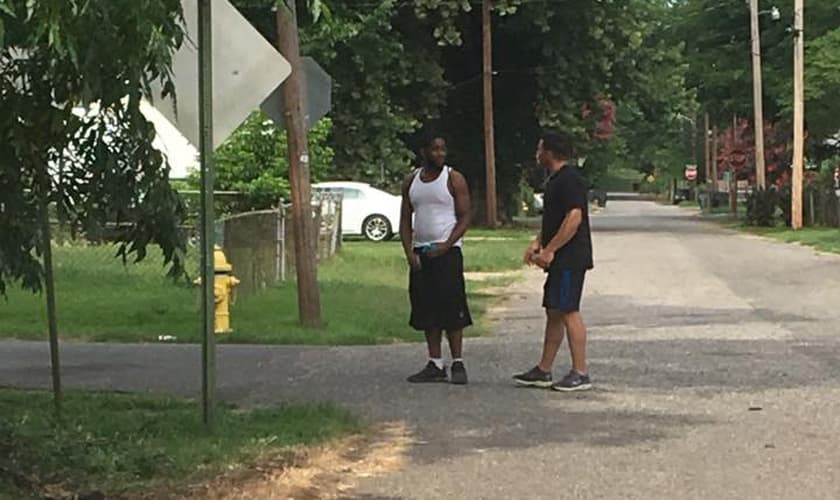 Tony Thornton andou pelas ruas para orar e evangelizar pessoas em seu caminho. (Foto: Arquivo pessoal)