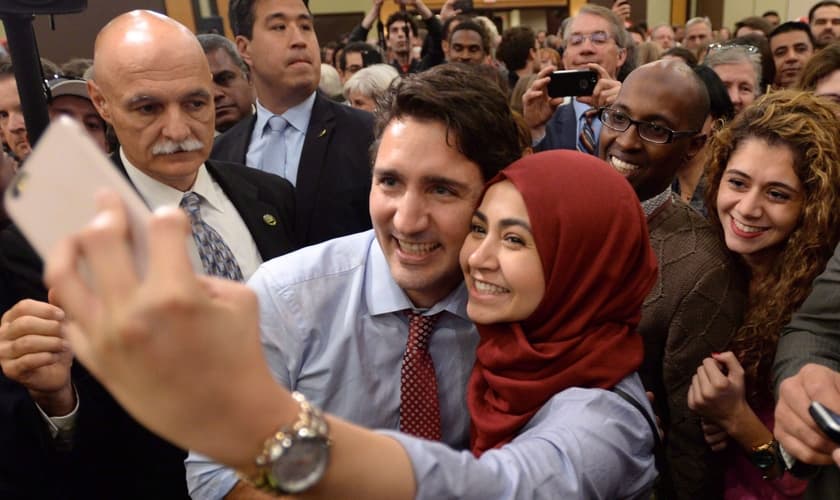Primeiro-ministro canadense, Justin Trudeau tira selfie com muçulmana. (Foto: CityNews)