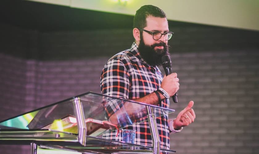 Pastor Douglas Gonçalves, líder do movimento JesusCopy, na Conferência Avesso. (Foto: Interligados Taquara)