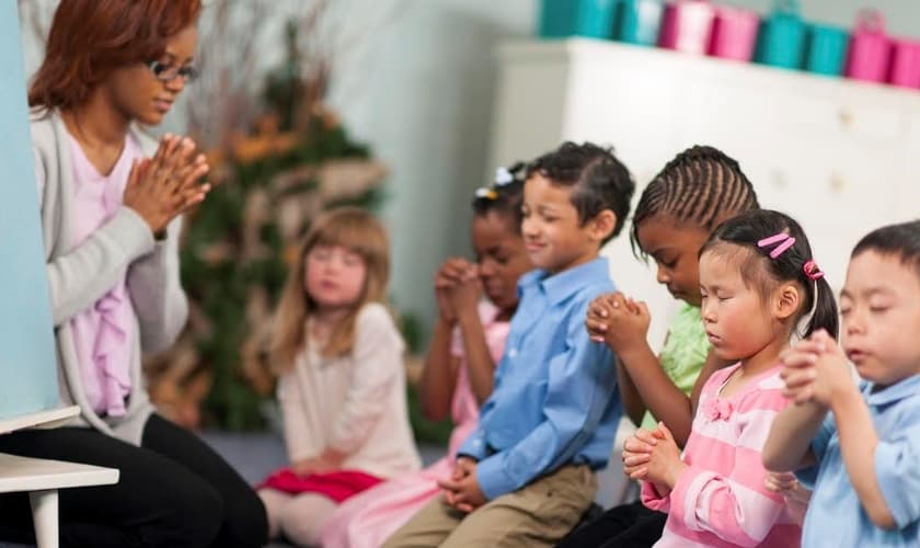 Crianças oram durante aula da Escola Bíblica Dominical. (Foto: Politic Fact)