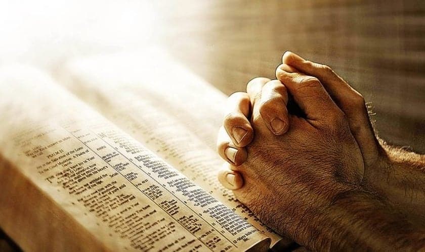 Bíblia e oração. (Foto: Getty)