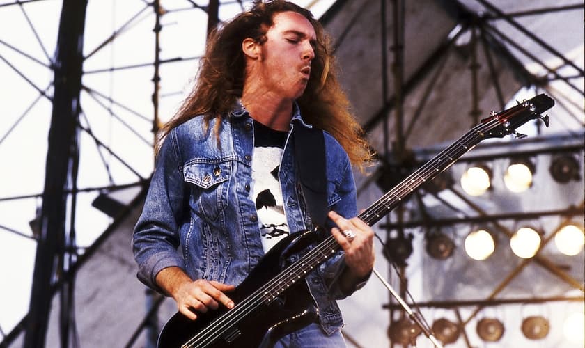 Em 1986, Cliff Burton faleceu em um trágico acidente de ônibus. (Foto: Reprodução)