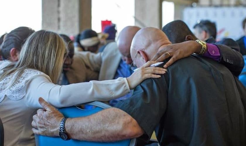 Anglicanos oram pela Conferência Global do Futuro Anglicano 2018. (Foto: GAFCON)