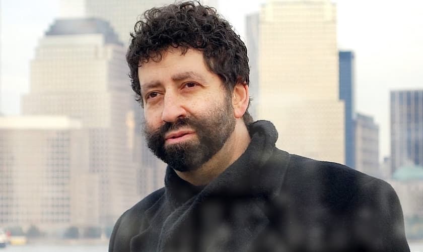 Jonathan Cahn se entregou a Cristo ajoelhado em um altar satânico. (Foto: Reprodução)
