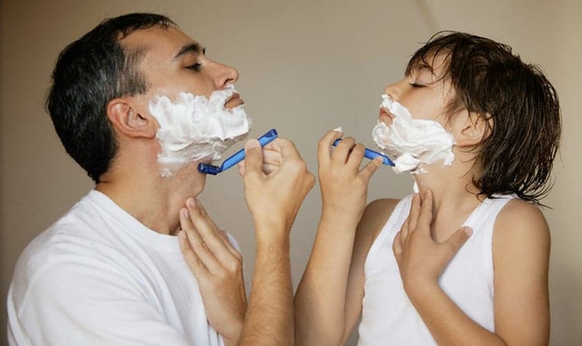 Pai ensina filho a fazer a barba. (Foto: Vida Equilíbrio)