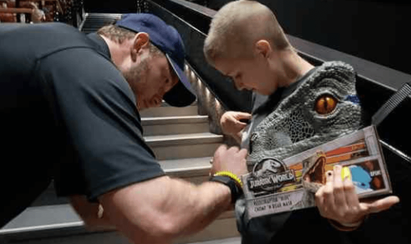 Chris Pratt assinando a camiseta de Kyra Williams, de 12 anos, que luta contra o câncer. (Foto: Melissa Murphy/The Reporter)