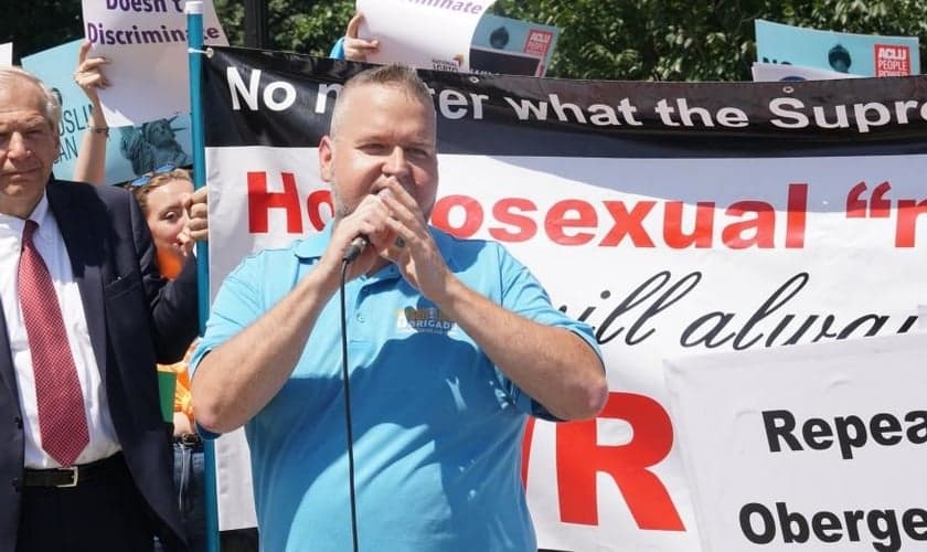 Ex-gay compartilha seu testemunho com multidão, durante protesto nos EUA. (Foto: CBN)