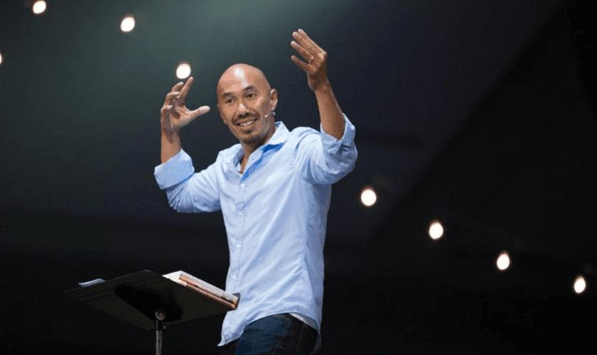 Francis Chan disse que pessoas de outras religiões são muito fervorosas e cobrou os cristãos sobre a paixão pelo Evangelho. (Foto: Reprodução).